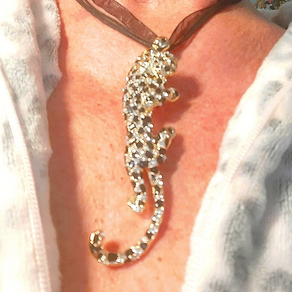 🌹NWT 18K GF Necklace Enamel, crystals, BROOCH/Pendant - Picture 5 of 15